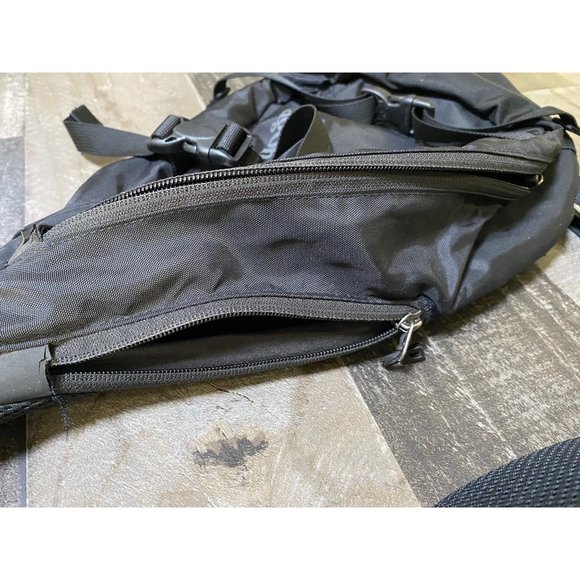 Patagonia Bags Patagonia Atom Sling 8l Black One Strap Side Zippers